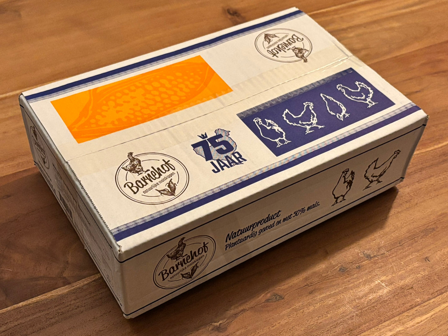 Een witte, dichte doos met reclame op een houten tafel