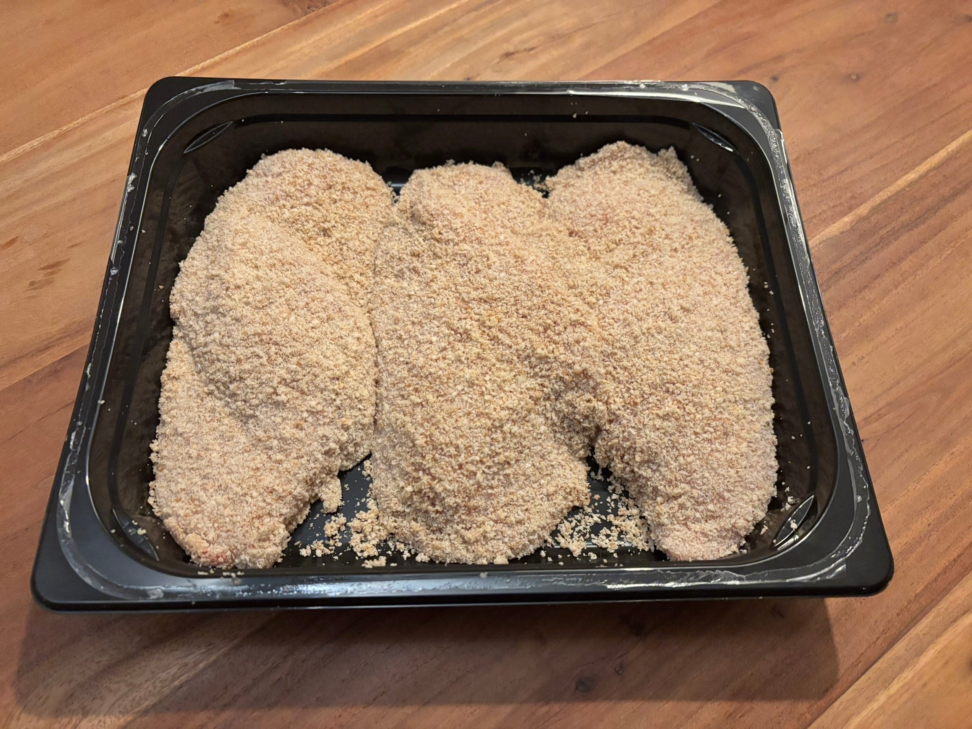 Verse kipschnitzels XL in een zwarte verpakking